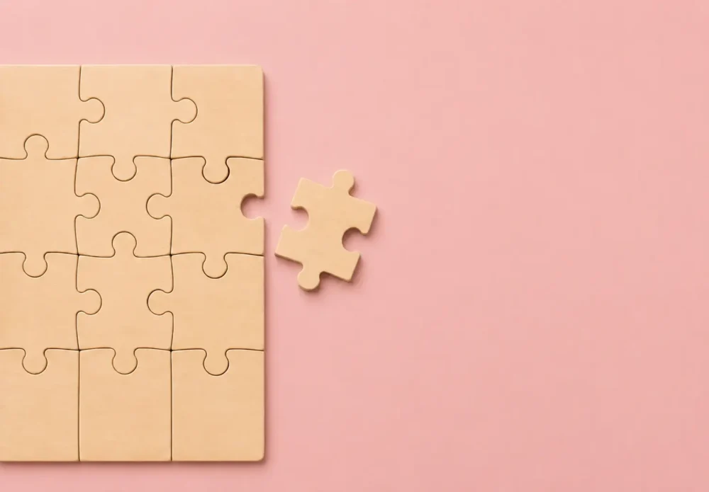Illustration d'un puzzle avec une pièce supplémentaire qui ne rentre pas dans l'existant pour illustrer la fragmentation entre santé-prévoyance et systèmes de paie en entreprise.