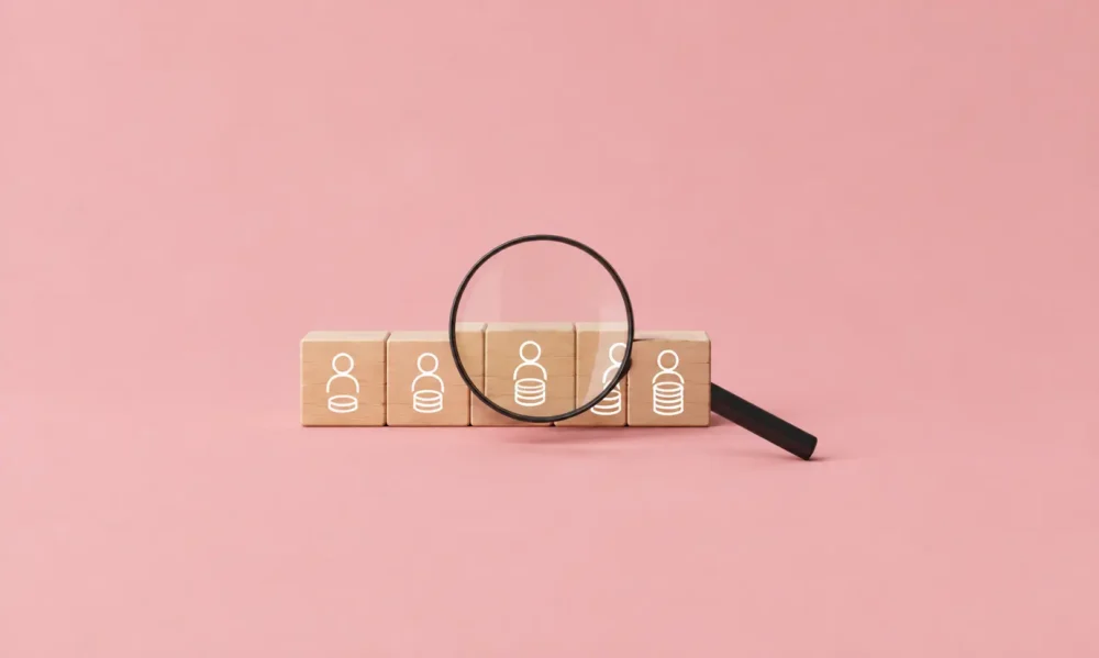Illustration du rapprochement de l'échéance de la transposition de la directive européenne en droit français, qui implique de nombreux changements pour les entreprises et leurs directions des ressources humaines en matière de politique salariale.