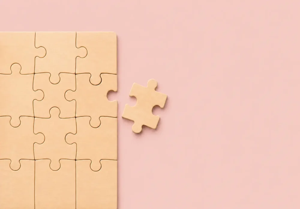 Illustration d'un puzzle avec une pièce supplémentaire qui ne rentre pas dans l'existant pour illustrer la fragmentation entre santé-prévoyance et systèmes de paie en entreprise.