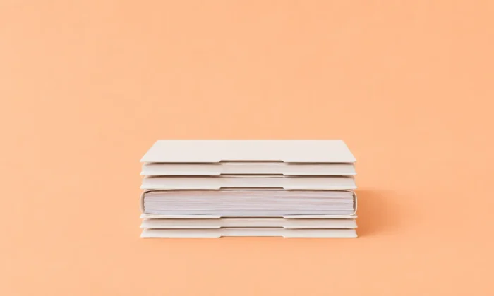 Illustration d'un dossier plus épais que d'autres pour mettre en lumière le coût invisible de chaque réforme sociale pour les équipes paie et RH.