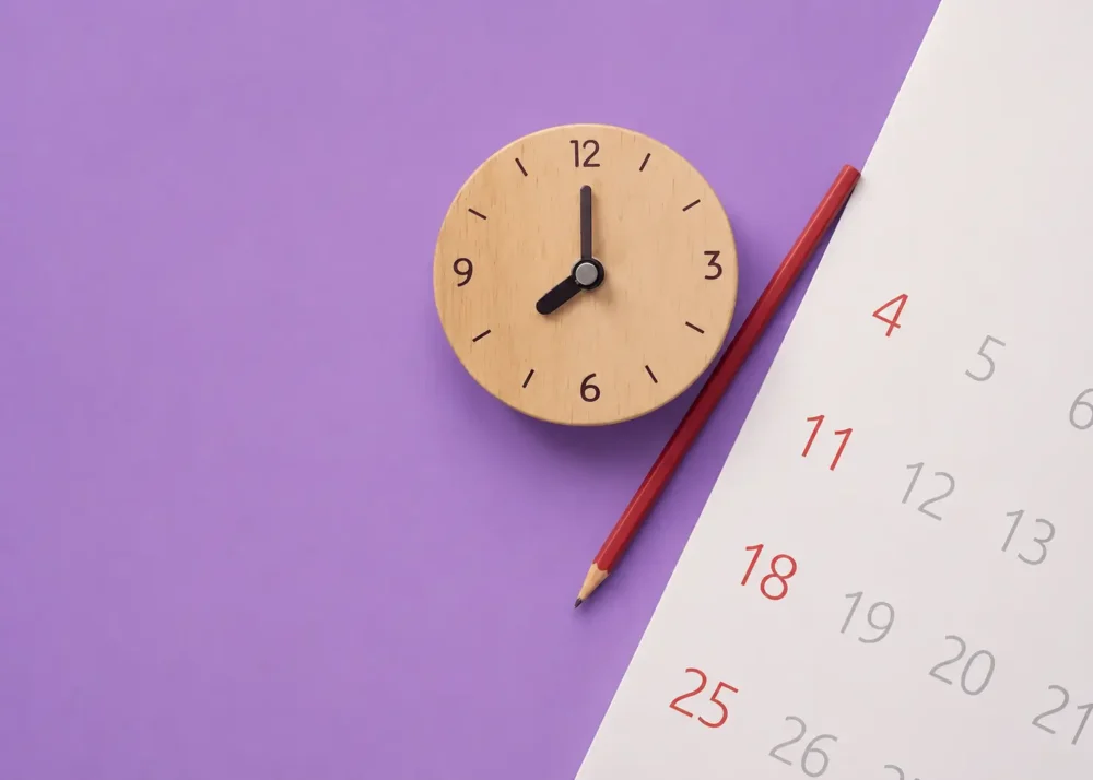 Horloge et calendrier illustrant les changements de règles à venir pour les entreprises avec la transposition de la directive européenne 2023/970 sur la transparence salariale.