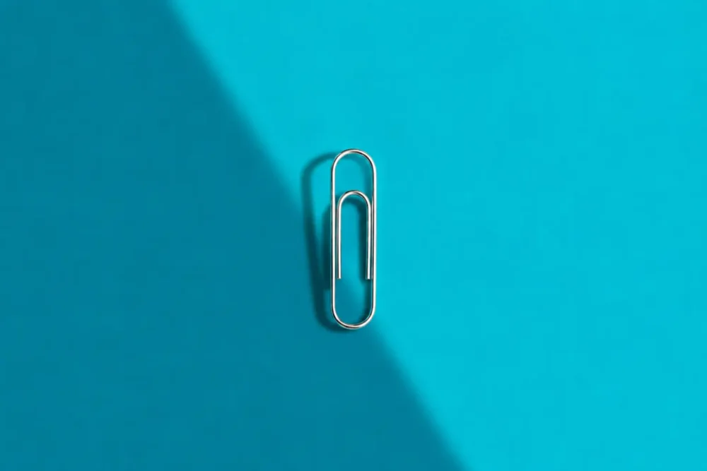 Illustration d'un trombone qui sort de l'ombre qui illustre les changements à l'oeuvre en matière d'acompte sur salaire.