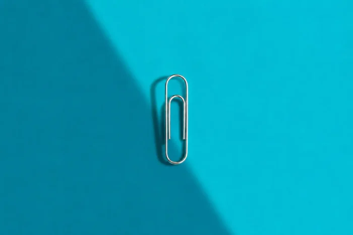 Illustration d'un trombone qui sort de l'ombre qui illustre les changements à l'oeuvre en matière d'acompte sur salaire.