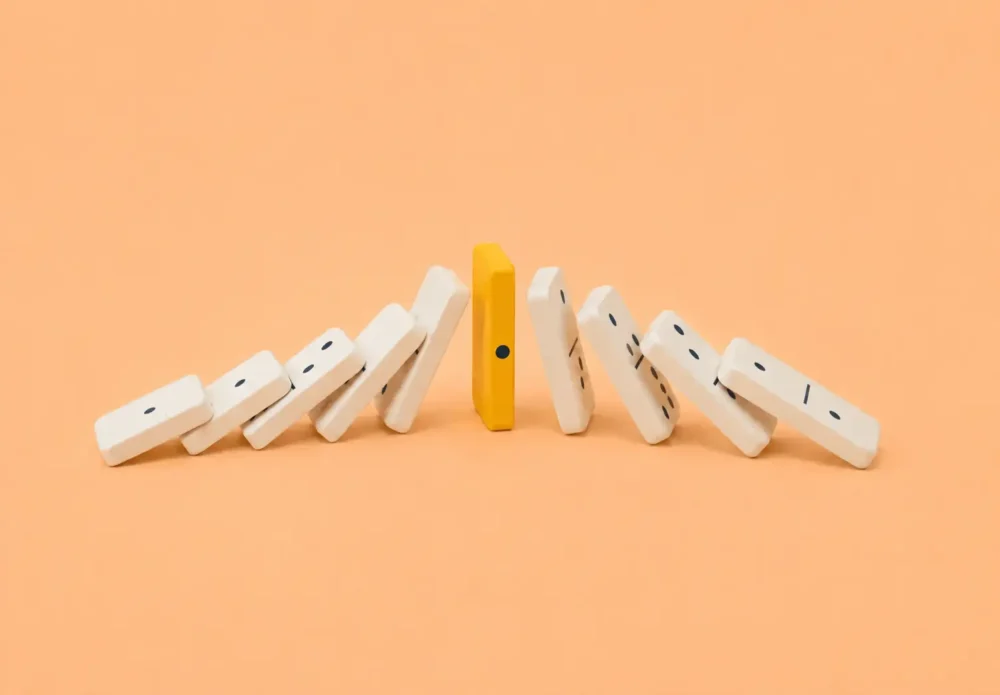 Illustration avec des dominos pour mettre en lumière le fait que la fiabilité d'un processus de paie peut rapidement être ébranlée si elle n'est pas bien prise en mains.