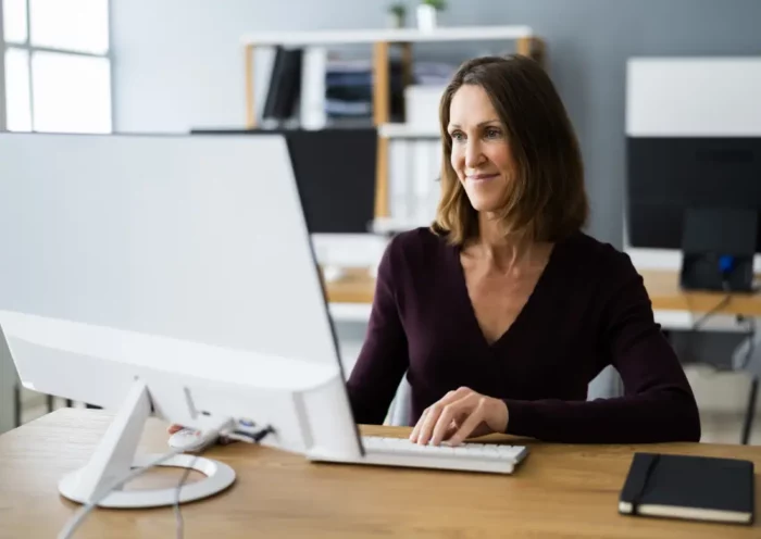 L’attestation de salaire est un justificatif officiel que l’entreprise doit obligatoirement fournir à la Caisse Primaire de l’Assurance Maladie (CPAM) lorsqu’un de ses salariés demande un arrêt de travail. Cette attestation de salaire va permettre au salarié de recevoir des indemnités journalières en remplacement de son salaire durant toute la période de son arrêt de travail.