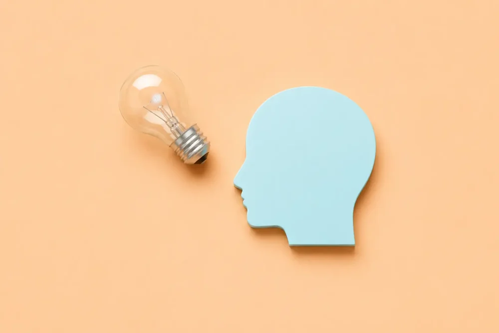 Illustrations d'une tête juxtaposée avec une ampoule pour illustrer la gestion fragmentée de la santé et prévoyance et les solutions à trouver.