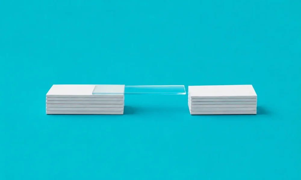 Illustration de deux petites plateformes blanches minimalistes avec une seule plaque transparente en plexiglas posée à côté sans relier les deux.