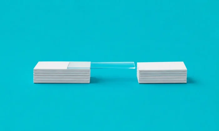 Illustration de deux petites plateformes blanches minimalistes avec une seule plaque transparente en plexiglas posée à côté sans relier les deux.