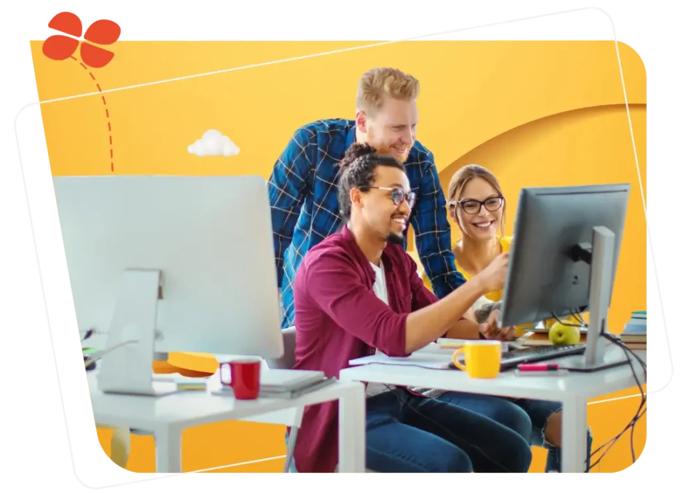 Trois personnes collaborant devant un ordinateur dans un bureau moderne et coloré, illustrant l'intégration des outils RH via l'API Silae.