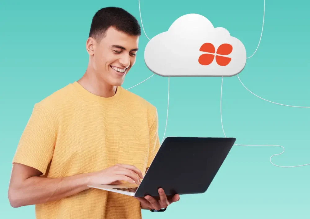 Personne souriante tenant un ordinateur portable devant un nuage connecté avec le logo Silae, illustrant la synchronisation automatique des données RH.