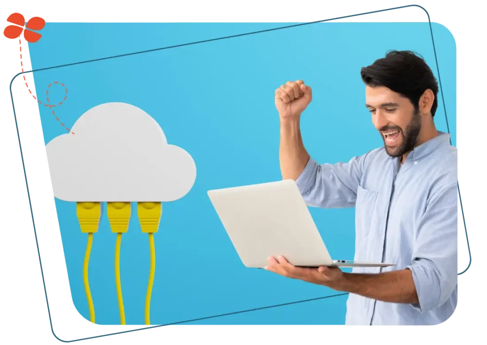 Personne célébrant devant un ordinateur portable avec une illustration de cloud connecté, symbolisant la réussite dans l’intégration de l’API Silae.