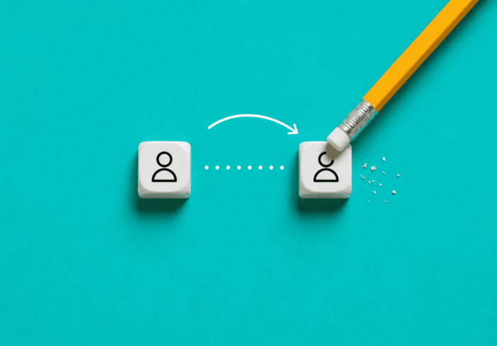 Illustration de deux dés dont l'un est corrigé par la gomme d'un crayon.
