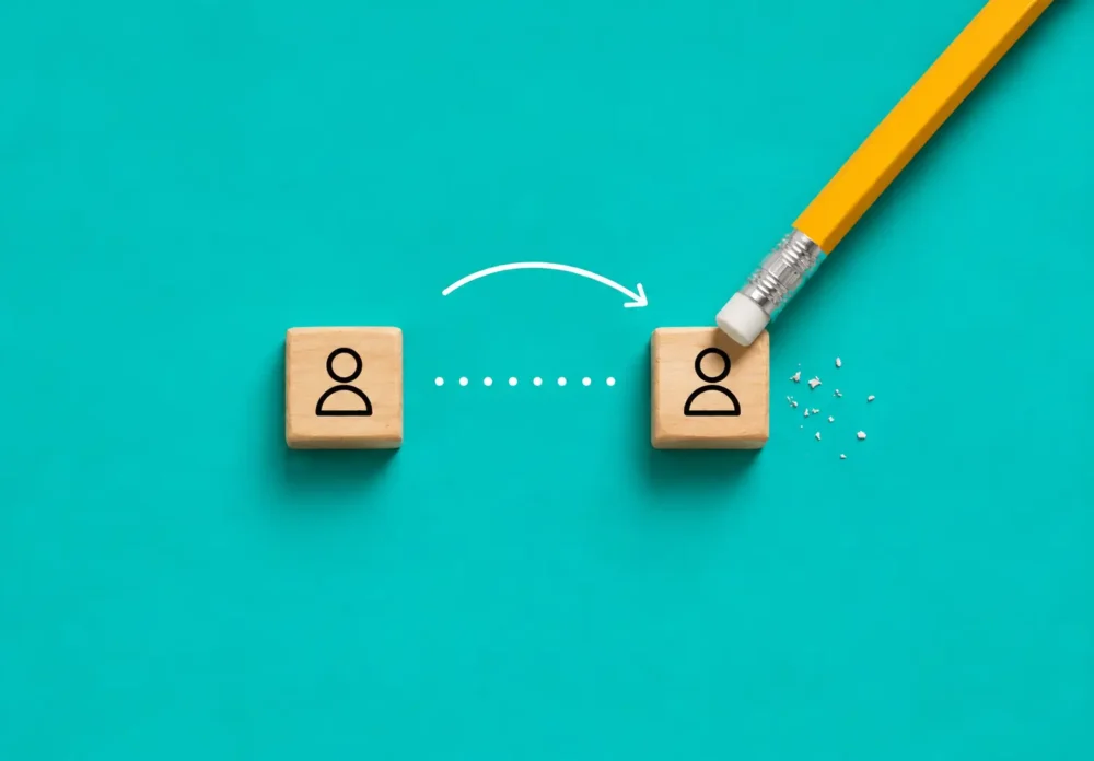 Illustration de deux dés dont l'un est corrigé par la gomme d'un crayon.