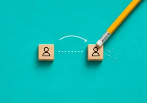 Illustration de deux dés dont l'un est corrigé par la gomme d'un crayon.