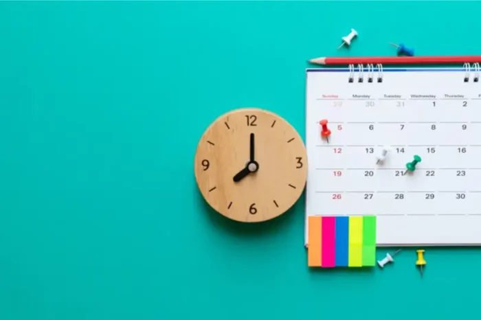 Illustration d'une horloge et d'un calendrier pour anticiper les chantiers RH à mettre en place avant les premières demandes de congés de naissance supplémentaires
