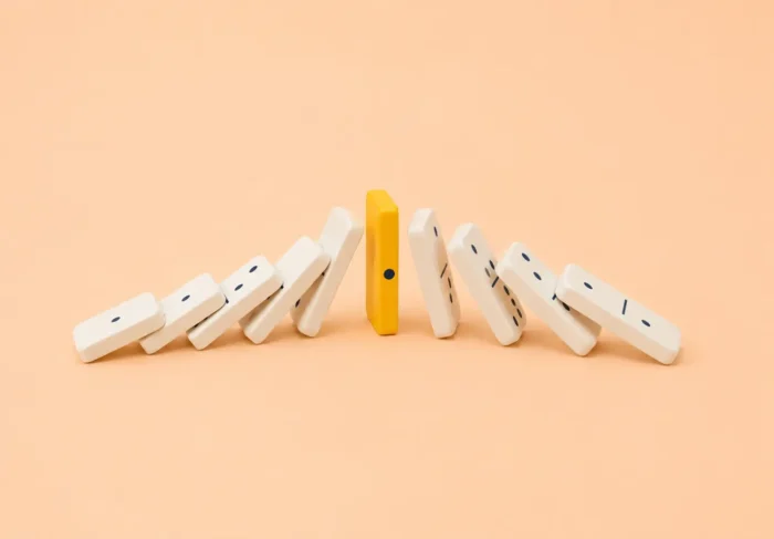 Illustration avec des dominos pour mettre en lumière le fait que la fiabilité d'un processus de paie peut rapidement être ébranlée si elle n'est pas bien prise en mains.