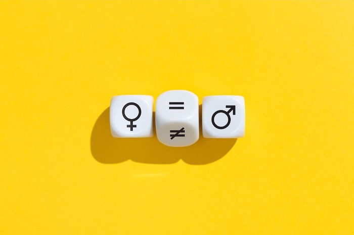 Dés représentant l'égalité salariale entre femmes et hommes
