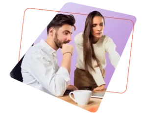Une femme accompagne un partenaire Silae dans le paramétrage de My Silae pour le montage de dossiers de paie