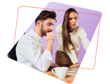 Une femme accompagne un partenaire Silae dans le paramétrage de My Silae pour le montage de dossiers de paie