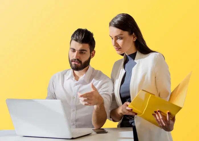 Visuel illustrant un CRM de rappel dans un logiciel de paie, avec tableau de bord DSN, alertes d’anomalies et documents RH, dans un contexte de gestion sociale en entreprise.