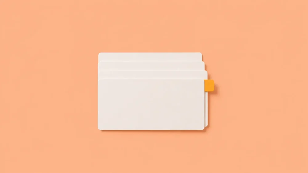 Illustration de quatre fiches cartonnées blanches légèrement superposées et parfaitement alignées. Une seule fiche comporte un petit onglet visible qui dépasse discrètement du côté droit pour mettre en avant une information importante est immédiatement repérée grâce à une organisation efficace.