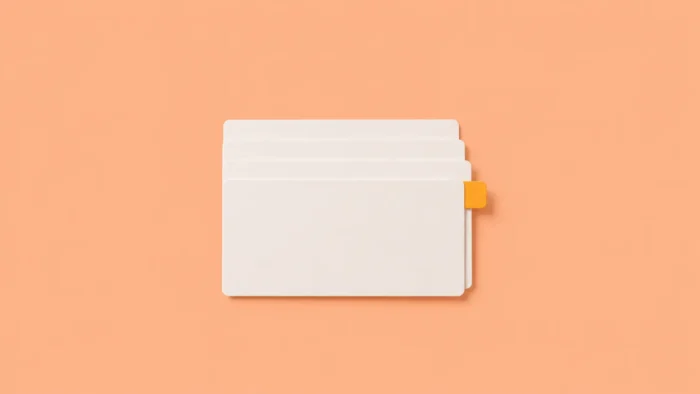 Illustration de quatre fiches cartonnées blanches légèrement superposées et parfaitement alignées. Une seule fiche comporte un petit onglet visible qui dépasse discrètement du côté droit pour mettre en avant une information importante est immédiatement repérée grâce à une organisation efficace.