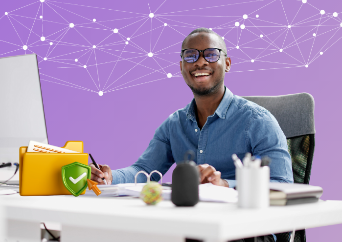 Professionnel souriant à son bureau avec des documents, un symbole de sécurité et un fond illustrant un réseau de données, représentant la conformité des données sociales en entreprise.