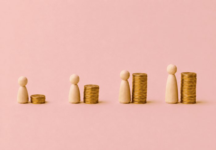 Illustration de pions et pièces mettant en lumière les inégalités de salaires entre femmes et hommes.