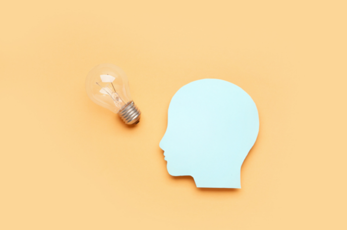 Illustrations d'une tête juxtaposée avec une ampoule pour illustrer la gestion fragmentée de la santé et prévoyance et les solutions à trouver