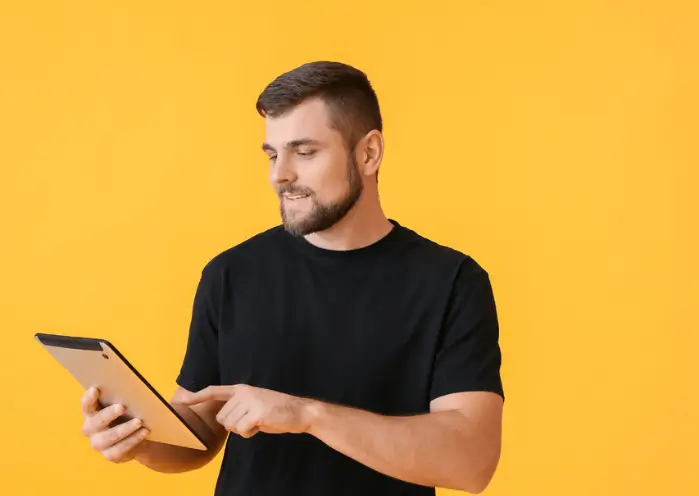 Illustration accompagnant la section “Pourquoi télécharger l’infographie Première embauche sans embûches” avec pictogrammes et texte sur les avantages : visualiser les étapes clés, gagner du temps, éviter les erreurs, collaborer avec l’expert-comptable, conserver une trace