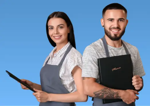 Salariés de la restauration et de l’hôtellerie tenant des documents RH illustrant les obligations de la mutuelle HCR