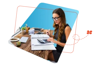 Professionnel utilisant une calculatrice et des documents pour externaliser la production sociale avec la solution Silae