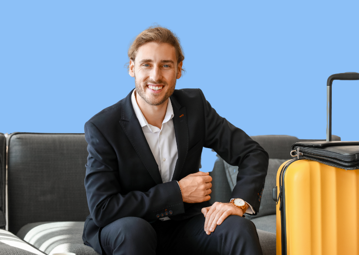 Homme en déplacement professionnel avec valise illustrant la gestion des notes de frais déplacement en entreprise