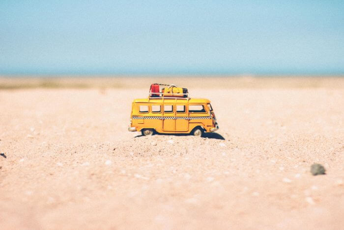 Bus sur la plage représentant les vacances