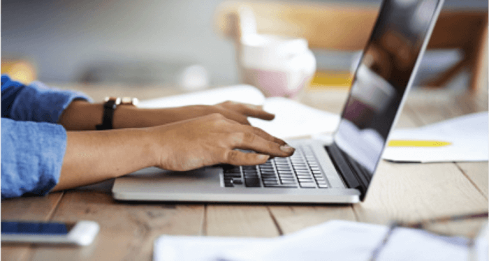 Collaborateur Silae tapant sur son ordinateur portable