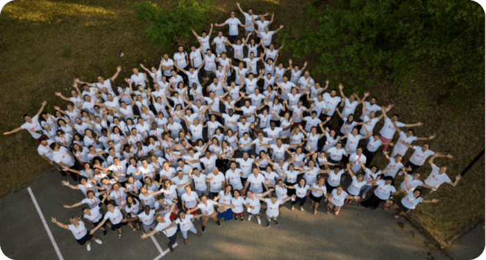 Rassemblement de nombreux collaborateurs Silae