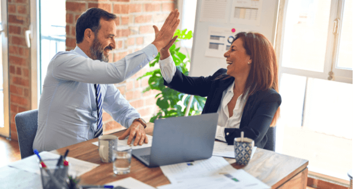 Collaborateurs Silae joyeux en réunion