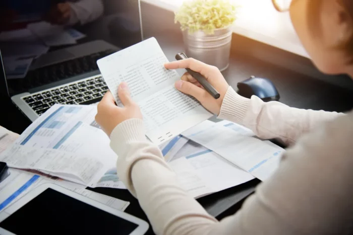 Découvrez nos conseils pour comprendre votre fiche de paie rapidement. Apprenez à décrypter les différentes rubriques et les cotisations sociales pour mieux comprendre votre salaire.