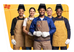 Groupe d’ouvriers en tenue de protection et casques de soudure, représentant le secteur de la métallurgie