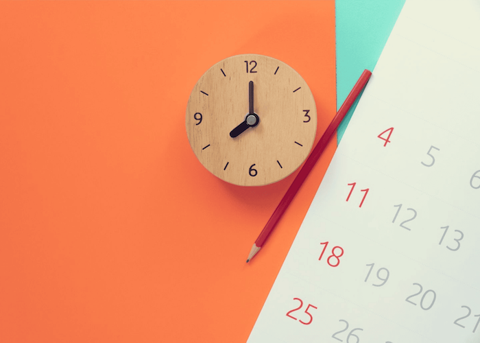 Horloge et calendrier illustrant les changements de règles à venir pour les entreprises avec la transposition de la directive européenne 2023/970 sur la transparence salariale.