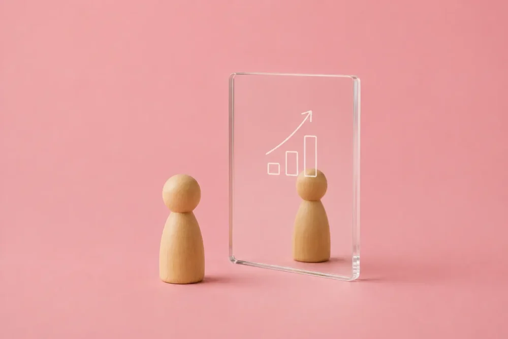 Illustration avec un pion qui se regarde dans un miroir transparent pour évaluer sa maturité RH à l'aune de la directive sur la transparence salariale.